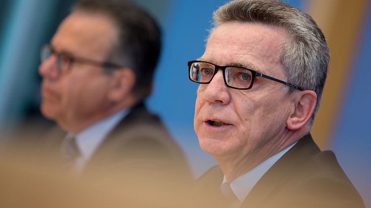 Innenminister de Maizière und Bamf-Chef Weise geben sich vorsichtig optimistisch.