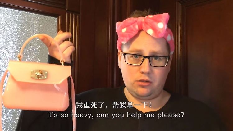 Thomas alias Afu als chinesische Ehefrau.