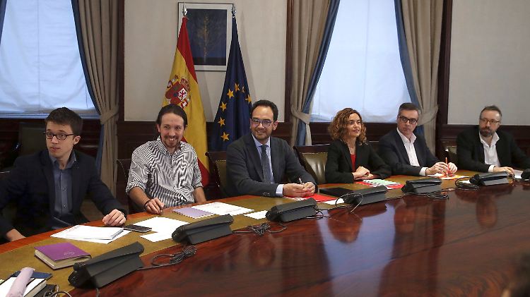 Die Linkspartei Podemos um den jungen Politik-Dozenten Pablo Iglesias (2.v.l.) an der Spitze ist bei der Regierungsbildung in Spanien das Zündlein an der Waage. Bei der Parlamentswahl im Dezember erreichte sie auf Anhieb 20,7 Prozent der Stimmen.