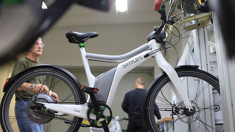 Qualitätskontrolle vor dem Verkauf: Ein E-Bike der Mifa Mitteldeutsche Fahrradwerke AG auf dem Prüfstand in Sangerhausen (Archivbild).