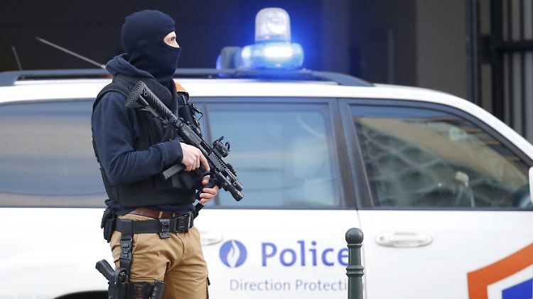 Brüssel in Zeiten des Terrors: Im Stadtzentrum sichern maskierte und schwer bewaffnete Beamte einen Einsatzort ab.