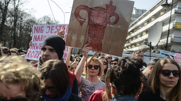 Bereits vor einigen Tagen protestierten Menschen vor dem polnischen Parlament gegen das Abtreibungsverbot.