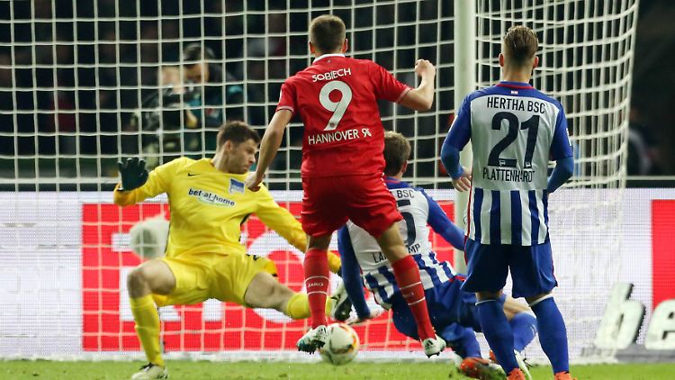 Torschuss von Artur Sobiech zum 1:1.