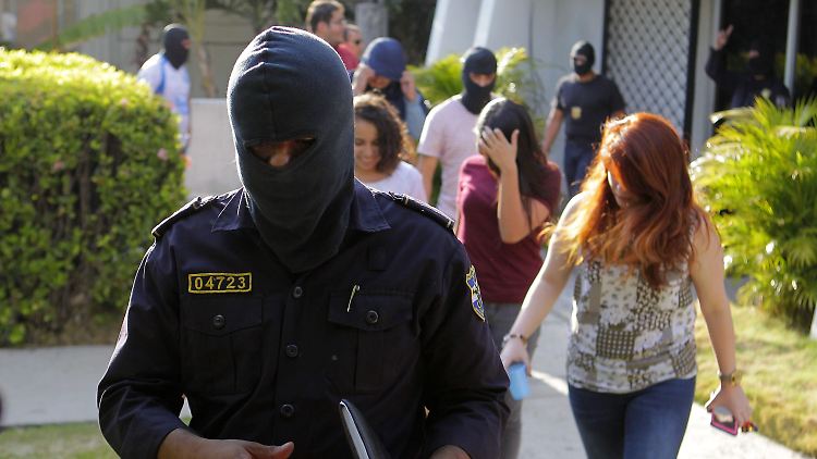 Polizeibeamte gehen in der Kanzlei Mossack Fonseca vermummt zu Werke, dass ihnen nach der Razzia keine Repressalien drohen.