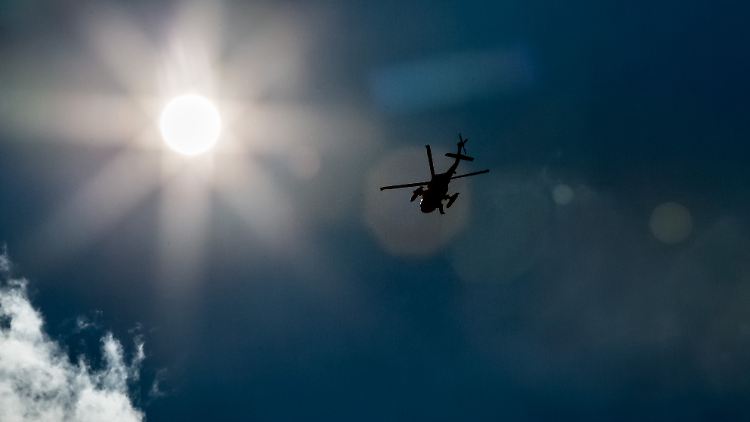 Mit "Helikopter-Geld" ist die Idee einer Verteilung direkter Geldgeschenke an die Bürger zur Anheizung der Inflation gemeint. 