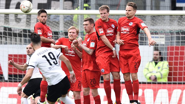 Obacht, Freistoß: Bielefelds Abwehr in Sandhausen.