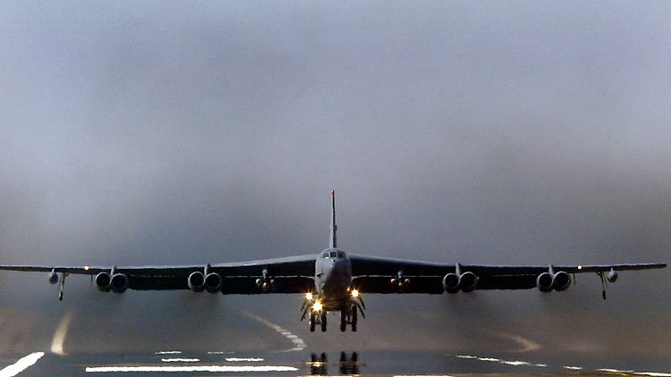 B-52-Bomber können auch Nuklearwaffen laden. Die erste Wasserstoffbombe warf im Südpazifik 1956 ein solches Flugzeug ab.