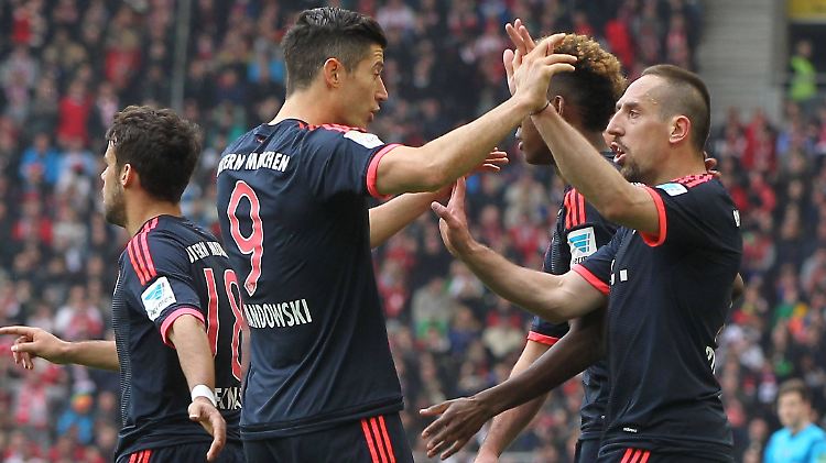 Läuft: Robert Lewandowski und Franck Ribéry freuen sich über das 1:0 in Frankfurt.