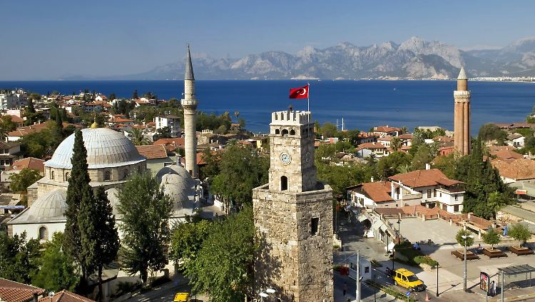 Blick auf die Innenstadt von Antalya. Die Stadt wird jährlich von rund 2,5 Millionen Touristen besucht.