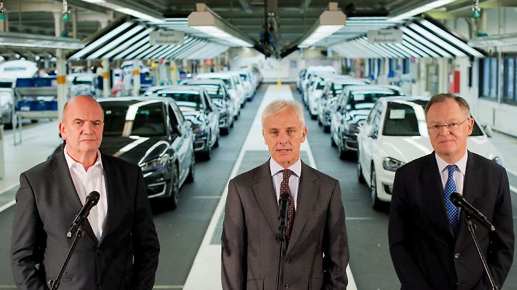Wie schlimm steht es um VW? Es gibt Redebedarf, hinter den Konzerntüren und davor. Im Bild: Betriebsratschef Bernd Osterloh, VW-Chef Matthias Müller und Niedersachsens Ministerpräsident Stephan Weil (l -r).