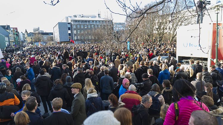 5000-6000 von insgesamt 320.000 Isländern sind bei der jüngsten Demonstration dabei gewesen.