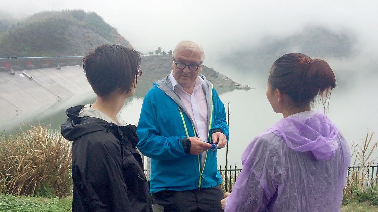 Landschaftlich reizvoll ist die Gegend ja, davon konnte sich Steinmeier bei einer Wanderung durch den Naturpark Heimifeng überzeugen. Nur muss er eigentlich am Montag in Japan sein. Stattdessen schmort er nun im nahegelegen Changsha und wartet auf seinen Weiterflug.