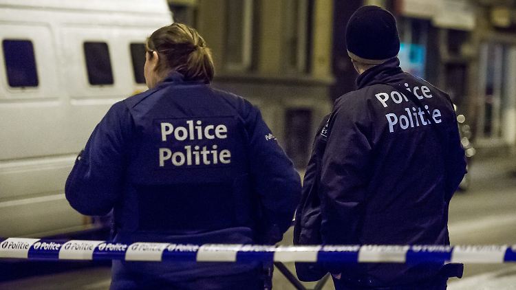 Belgische Polizisten während einer Anti-Terror-Razzia in Anderlecht.
