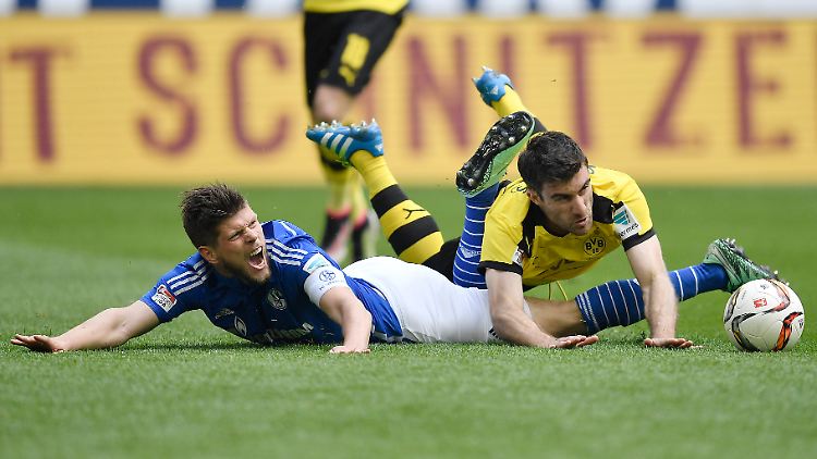 Es ging zur Sache: Schalkes Klaas Jan Huntelaar und der Dortmunder Sokratis.
