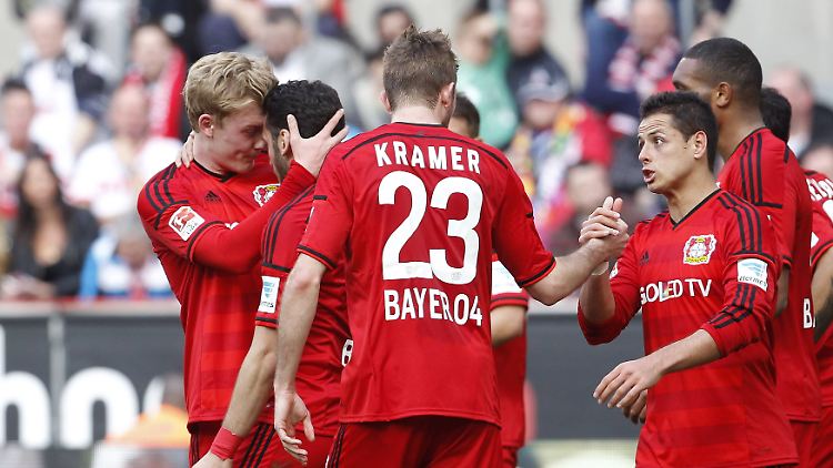Der erste Streich: Torschütze Julian Brandt jubelt mit Hakan Calhanoglu, Christoph Kramer und Javier Hernandez.