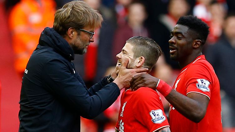 Gut gemacht: Jürgen Klopp freut sich mit Alberto Moreno und Kolo Toure.