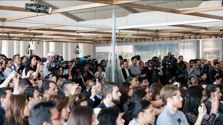 Schon bei der Pressekonferenz des Bauunternehmens "Emaar" überragt die Turmidee alle Anwesenden.