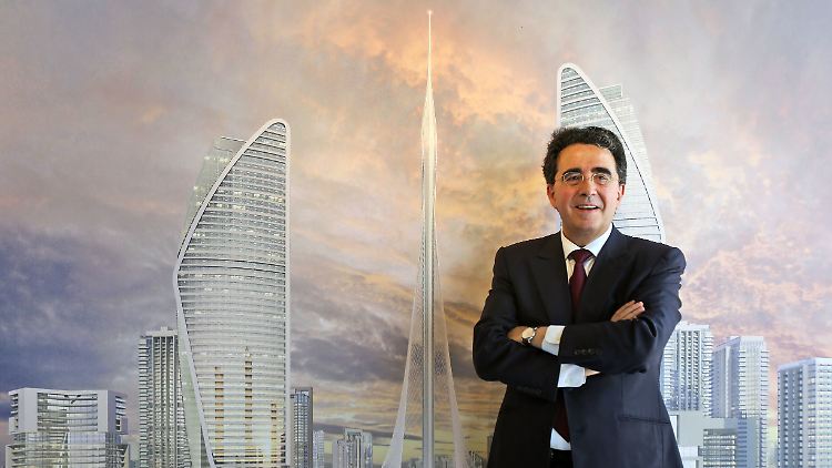 Santiago Calatrva Valls posiert vor einem Entwurf seines Mega-Wolkenkratzers in Dubai.