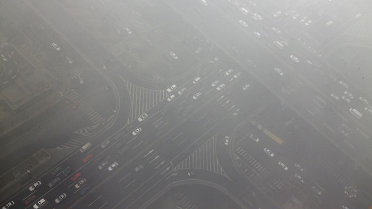 Chinas Hauptstadt im Smog: Blick auf die Guomao-Brücke östlich des Stadtzentrums von Peking.