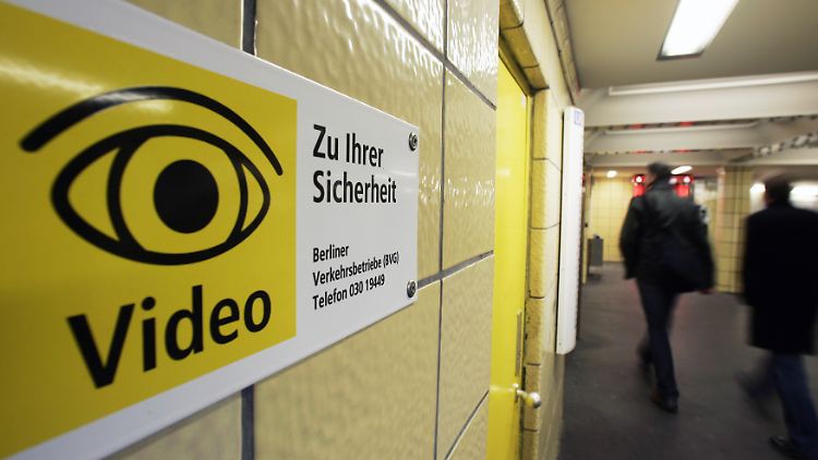 In den Berliner U-Bahnhöfen sind zahlreiche Überwachungskameras installiert.