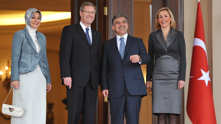Bundespräsident Wulff und seine Frau Bettina beim Empfang durch den türkischen Staatspräsidenten Gül und seine Frau Hayrünnisa.