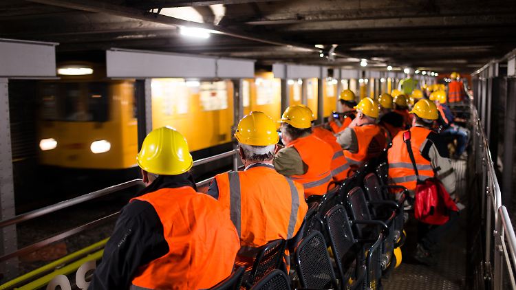 Eine etwas andere U-Bahn-Fahrt: durch den Berliner Untergrund im "Cabrio" der BVG.