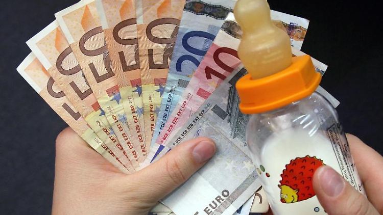 Jährlich gezahltes Urlaubs- und Weihnachtsgeld haben keinen Einfluss auf die Höhe des Elterngelds. 