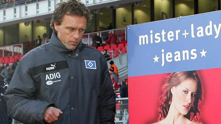 HSV-Trainer Thomas Doll ist auch irritiert von diesem Beispiel unglaublich schlechter, unattraktiver Werbung. 