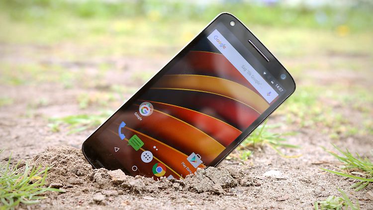 Fast unkaputtbar: Das Moto X Force macht auch draußen viel mit. 