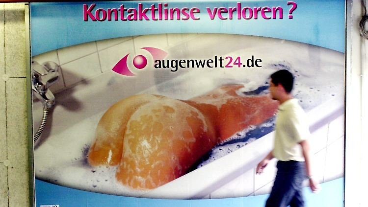 Werbung, in der - wie hier in Magdeburg 2002 - bewusst mit Nacktheit ohne konkreten Bezug zum Produkt geworben wird, gibt es seit Jahren. 