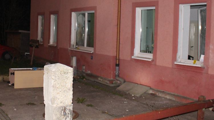 In Freital war unter anderem vor dieser Wohnung von Asylbewerbern eine Sprengladung explodiert.