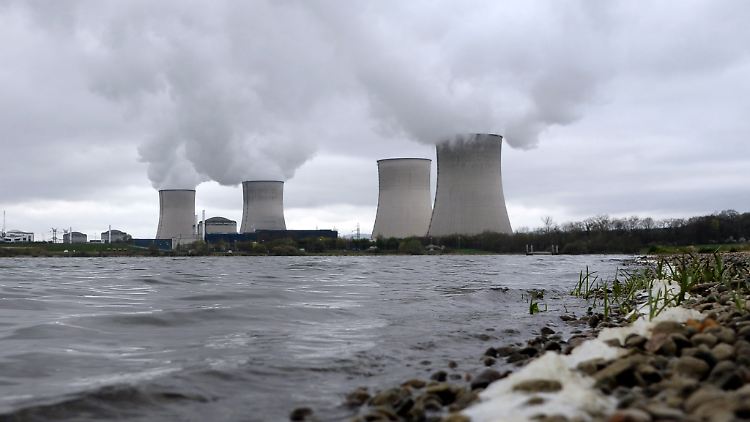 Das Kernkraftwerk Cattenom liegt direkt an der Mosel, nur wenige Kilometer von der deutschen Grenze entfernt.