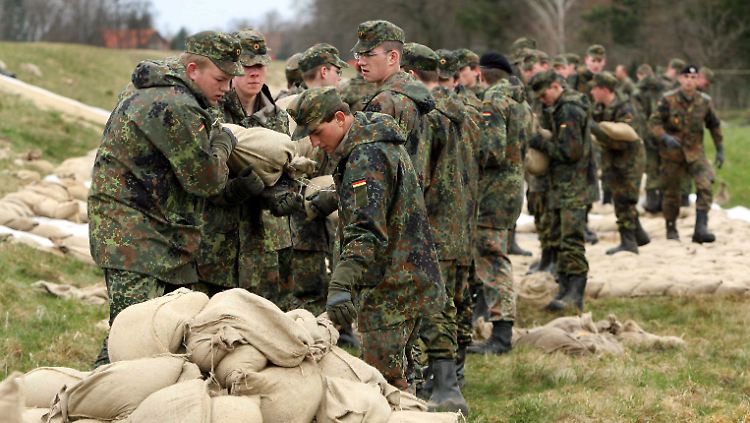 Nur in Ausnahmefällen - wie hier beim Elbe-Hochwasser - darf die Bundeswehr momentan im Inland eingesetzt werden.