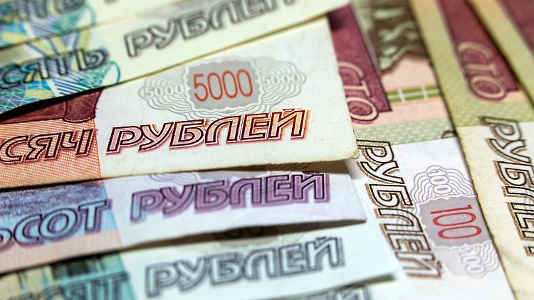 Seit Ende der vergangenen Woche hat die Ankündigung neuer US-Sanktionen gegen Russland die Landeswährung um mehr als 11 Prozent einbrechen lassen.