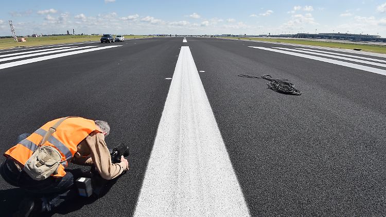 Stark beanspruchte Verkehrsinfrastruktur: Auf Start- und Landebahnen wie hier in Berlin-Schönefeld setzen Tag für Tag Hunderte tonnenschwere Passagierjets auf.