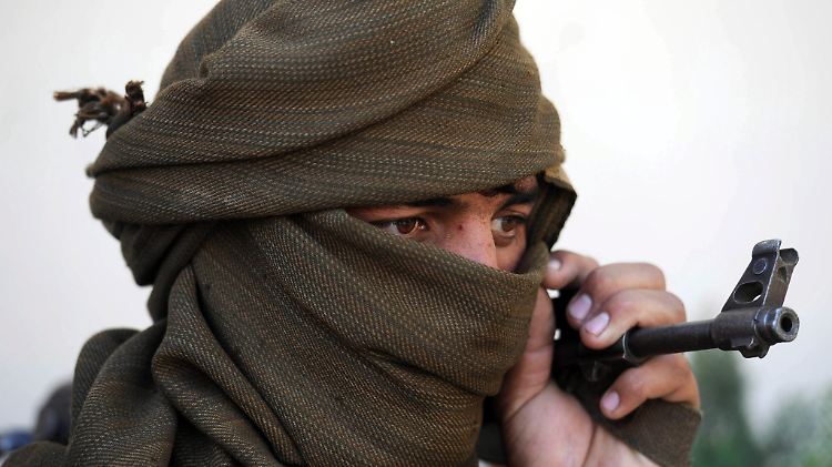 Ein vermummter Taliban-Kämpfer in Afghanistan.