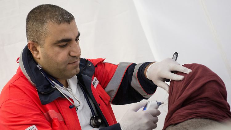 Der Chirurg und anerkannte Flüchtling Khaled Shamsi aus Syrien behandelt in Stuttgart ehrenamtlich für die Malteser Flüchtlinge.