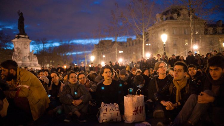 Protestler auf dem Place de la République in Paris.
