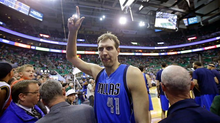 Seht her, wir sind wieder dabei! - Dirk Nowitzki und die Dallas Mavericks qualfizieren sich für die Playoffs.