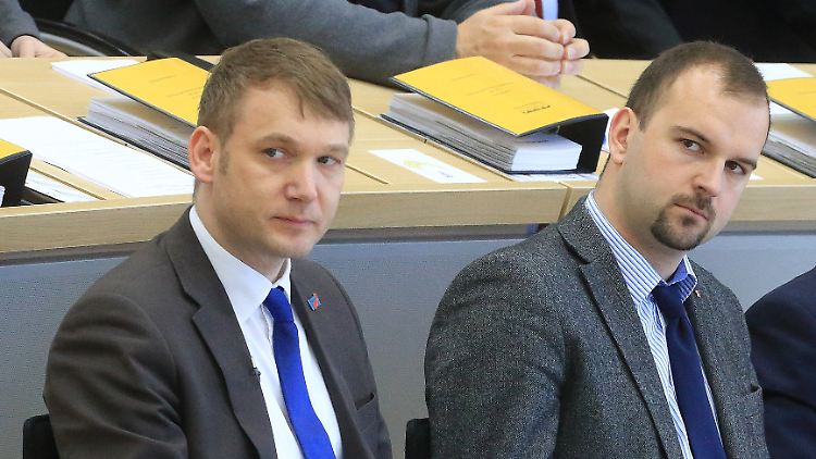 Daniel Roi steht und sitzt links von seinem Fraktionschef André Poggenburg.