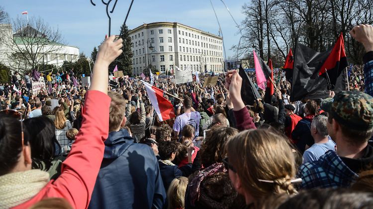 Bei den Protesten gegen eine Neuregelung des Abtreibungsrechts im Warschau.