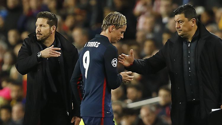 Fernando Torres muss nach seinem Platzverweis im Rückspiel zuschauen.