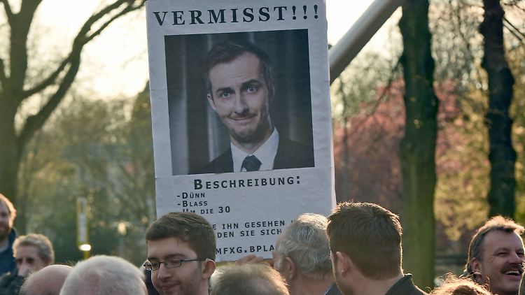 Ein Zuschauer hält in Marl vor der Verleihung der Grimmepreise eine Plakat in die Höhe, das auf die Abwesenheit des Satirikers Böhmermann hinweist.