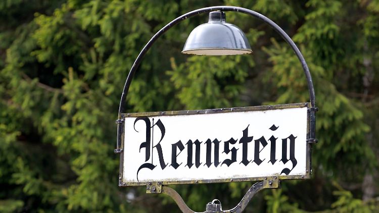 Schild am Rennsteig-Bahnhof: Der Rennsteig ist ein Kammweg im Thüringer Wald, Thüringer Schiefergebirge und Frankenwald.