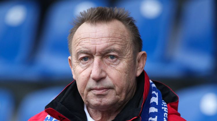 Kritischer Blick: Joachim Streich bei einem Spiel seines 1. FC Magdeburg.