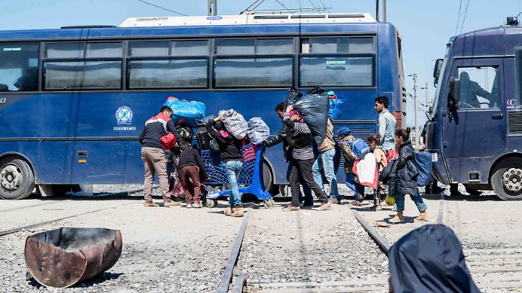 Etliche verlassen Idomeni und Piräus. Wohin sie gehen, ist unklar.