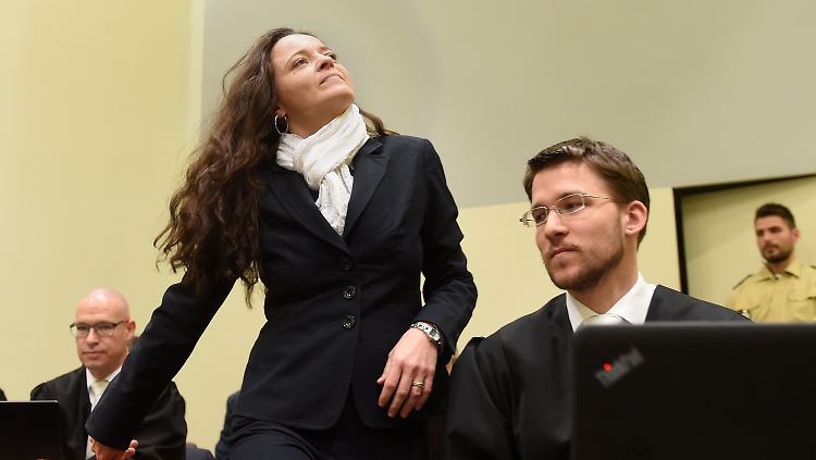 Die Hauptangeklagte Beate Zschäpe gibt sich unwissend und naiv. 