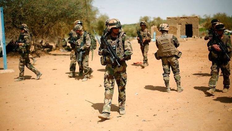 Anschläge und Attacken aus dem Hinterhalt: Einheiten des französischen Mali-Kontingents am Ortseingang von Gao (Archivbild).