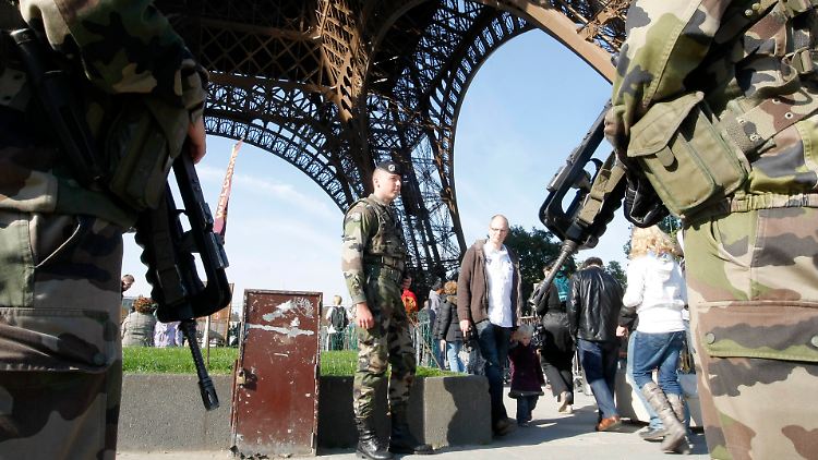 Patrouille am Eiffelturm: Zurzeit leidet Frankreich unter dem "Abstrakte-Gefahr-Syndrom", das auch Deutschland ständig erfasst.