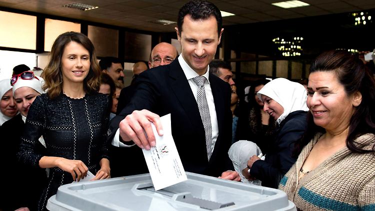 Syrische Staatsmedien verbreiten harmonische Bilder von der Wahl, hier Präsident Assad mit seiner Frau Asma an der Urne.